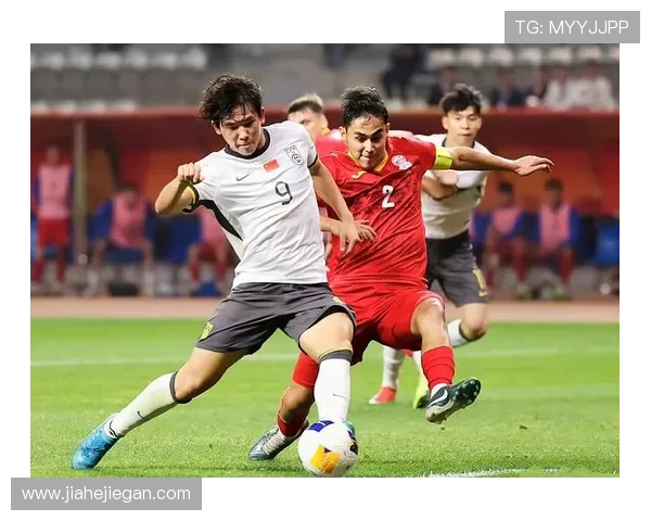 中国足球队在亚洲杯首场比赛中逆转获胜 展现出强大团队凝聚力